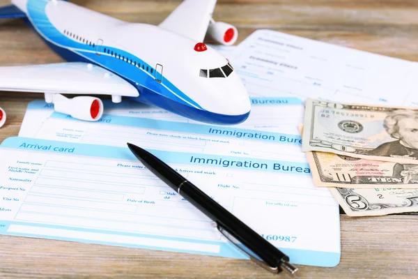 Billets d'avion et documents sur table en bois, gros plan — Photo