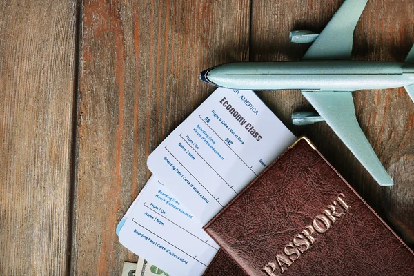 Bilety lotnicze i dokumenty na drewnianym stole, widok z góry — Zdjęcie stockowe