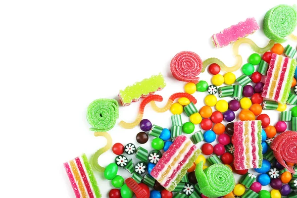 Bunte Bonbons isoliert auf weiß — Stockfoto