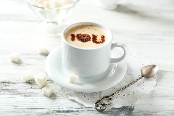 Tazza di caffelatte arte sul tavolo di legno, su sfondo chiaro — Foto Stock