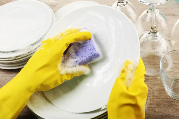 Ženské ruční mytí jídlo, blízko — Stock fotografie