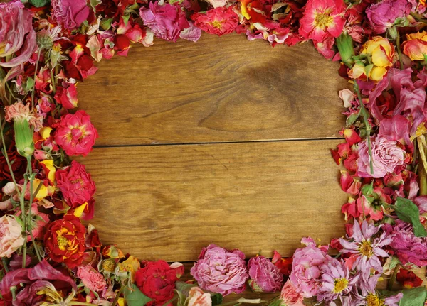 Keret gyönyörű száraz virágok, fából készült háttér — Stock Fotó