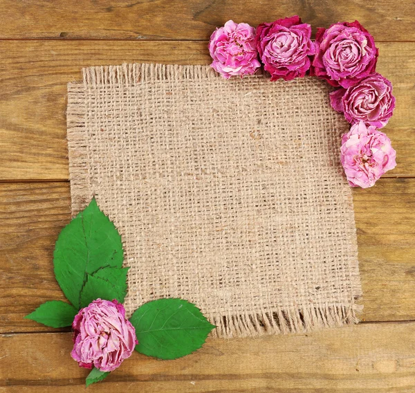 Schöne trockene Blumen und Blätter auf Holzgrund — Stockfoto