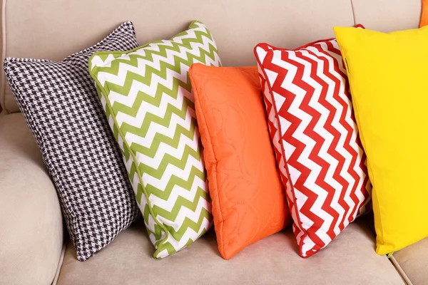 Travesseiros coloridos no sofá de perto — Fotografia de Stock