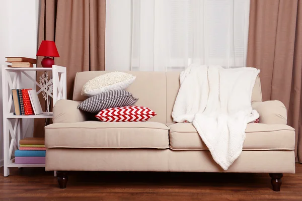 Sofa mit bunten Kissen im Zimmer — Stockfoto