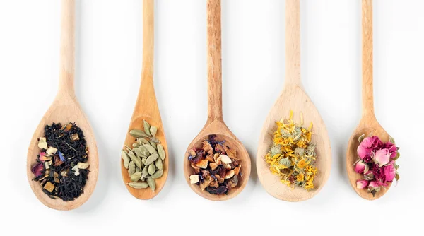 Raccolta di tè e additivi naturali in cucchiai di legno, isolati su bianco — Foto Stock