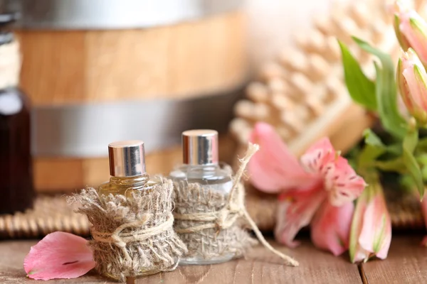 Schöne Wellness-Komposition mit Parfüm auf dem Tisch aus nächster Nähe — Stockfoto