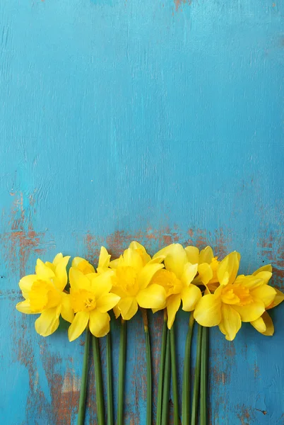 Bellissimo bouquet di narcisi gialli su sfondo di legno — Foto Stock