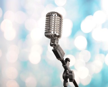 Parlak arka plan bulanık Retro mikrofon