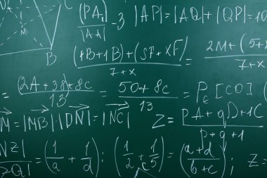 Kara tahta arka plan üzerinde matematik formülleri