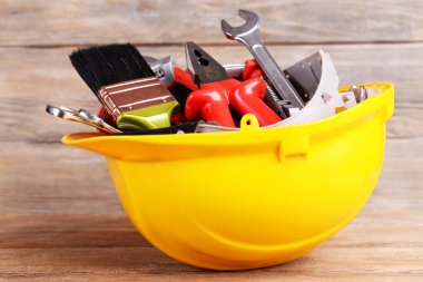 kask ahşap arka plan üzerinde inşaat araçları