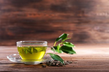 Ahşap zemin üzerine masada yeşil çay