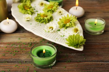 Masada plaka üzerinde çiçekli mumlar yakın çekim