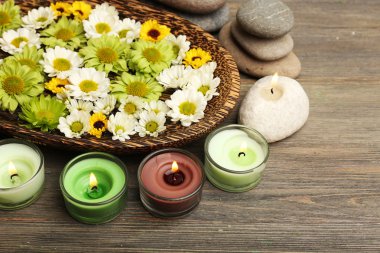 Masada plaka üzerinde çiçekli mumlar yakın çekim