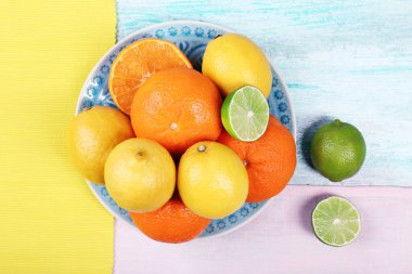 Mandalina ve limon ahşap masa üst plaka üzerinde göster