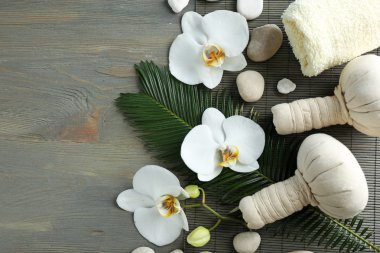 Güzel Çiçeklenme ile natürmort orkide çiçek, kaplıca tedavisi ve çakıl, ahşap arka plan üzerinde