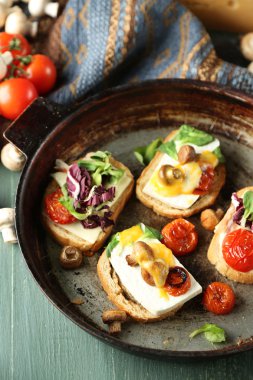 Ahşap masa üzerinde eski Pan lezzetli sandviçler