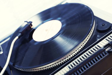 Gramofon kaydı olan bir vinil, portre