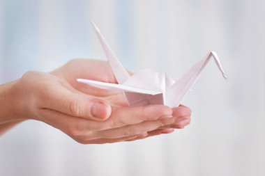 Eller üzerinde arka plan bulanık kağıt vinç ile