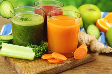 Karışım-in parlak zemin üzerine ahşap masa üzerinde sağlıklı taze sıkılmış meyve suları