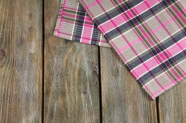 Damalı peçete ahşap masa arka plan üzerinde