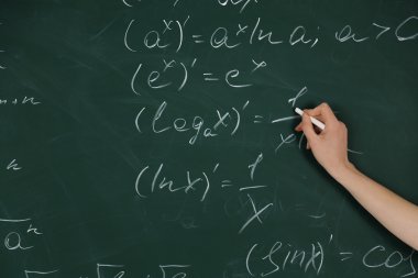 El yazma formülleri ile tebeşir, yazı tahtası üzerinde kapat