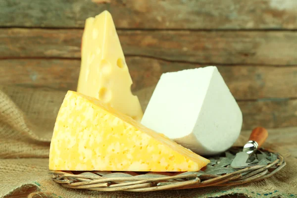 Различные сорта сыра на деревянном фоне — стоковое фото