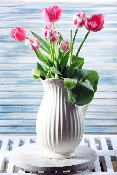 Verschiedene schöne Blumen in Vasen auf Holzgrund — Stockfoto