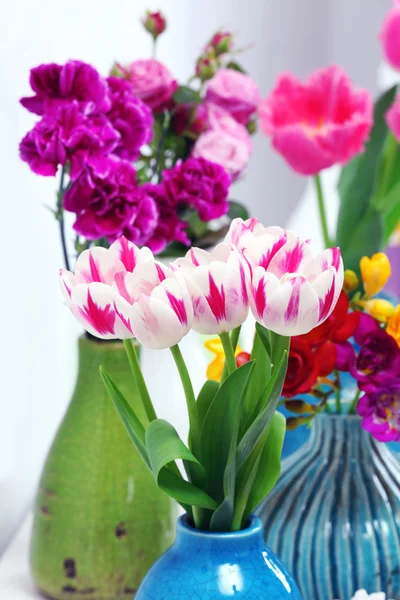 Verschillende mooie bloemen in vazen close-up — Stockfoto