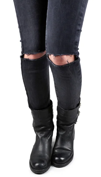 Dívčí nohy v roztrhané džíny na šedém pozadí — Stock fotografie