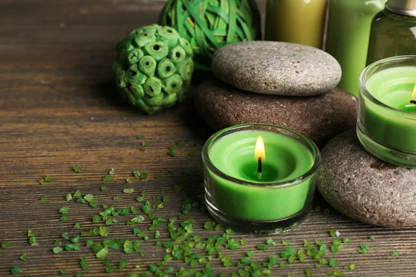 Wellness-Steine mit Kerzen auf dem Tisch in Nahaufnahme — Stockfoto