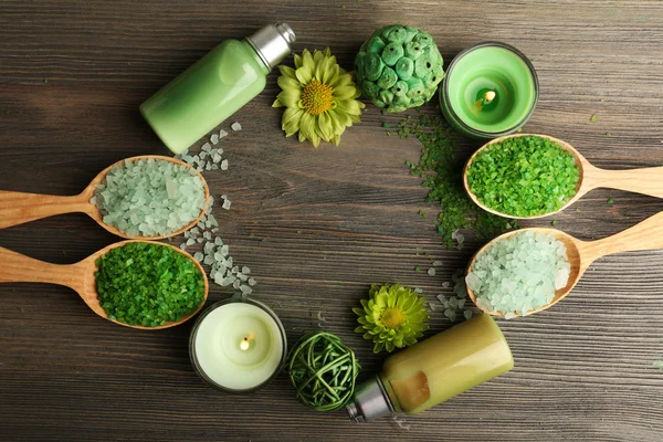 Schöne Komposition mit Meersalz in Kochlöffeln und Blumen auf dem Tisch aus nächster Nähe — Stockfoto