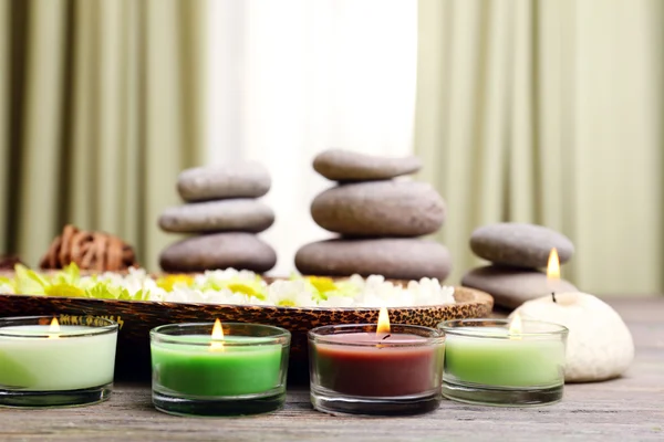 Hermosa composición de spa con piedras de spa y velas sobre fondo de tela —  Fotos de Stock