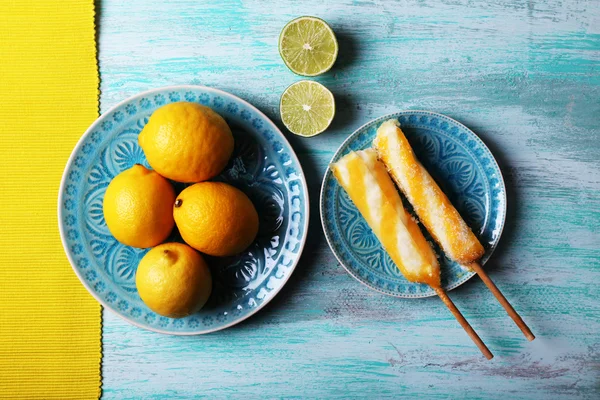 Limones y helado en platos en la vista superior de la mesa — Foto de Stock