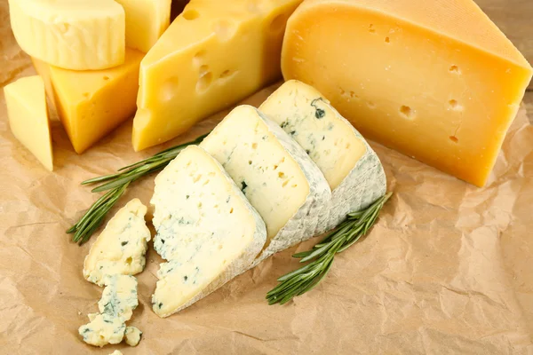 Különböző típusú sajt rosemary tábla közelről — Stock Fotó