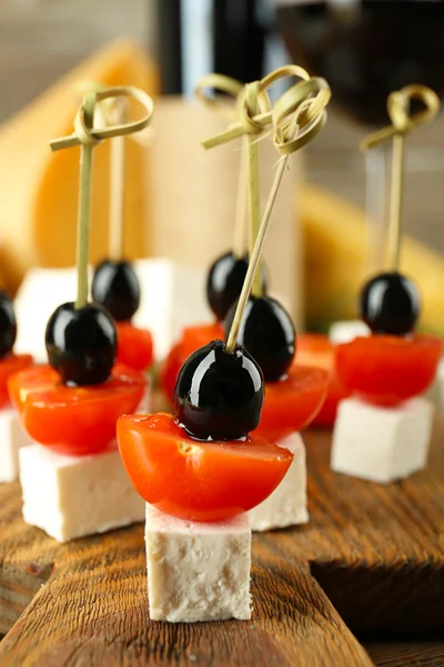 Kaas canapeetjes met wijn op tafel close-up — Stockfoto