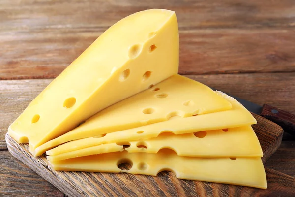 Rebanadas de queso sobre fondo de madera — Foto de Stock