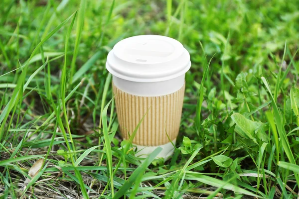 Ceașcă de hârtie pe fundal verde de iarbă — Fotografie, imagine de stoc