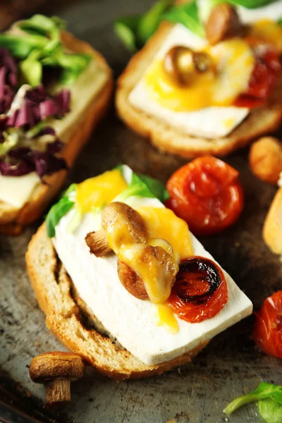 Läckra smörgåsar på gamla pannan, närbild — Stockfoto