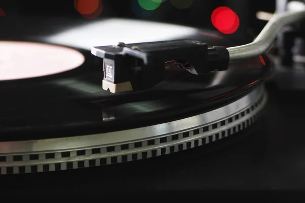 Gramophone met een vinyl record, close-up — Stockfoto