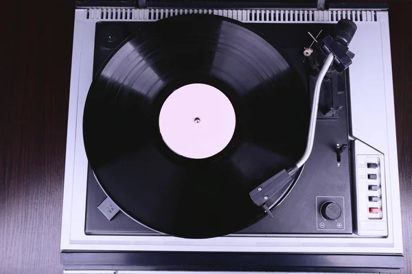 Gramophone met een vinyl record, bovenaanzicht — Stockfoto