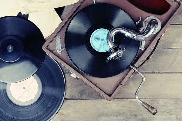 Gramofone com um disco de vinil na mesa de madeira, vista superior — Fotografia de Stock