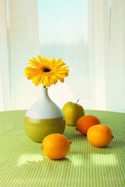 Kleur gerbera met vruchten op tafel op gordijnen achtergrond — Stockfoto