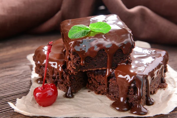 Finom csokoládés sütemények az asztalon közelkép — Stock Fotó