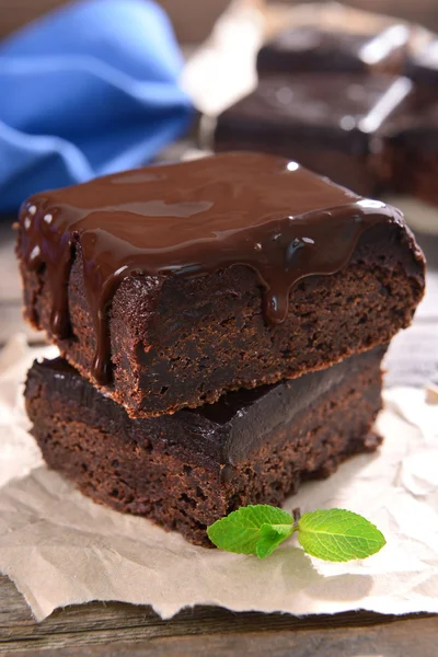 Deliciosos bolos de chocolate na mesa close-up — Fotografia de Stock