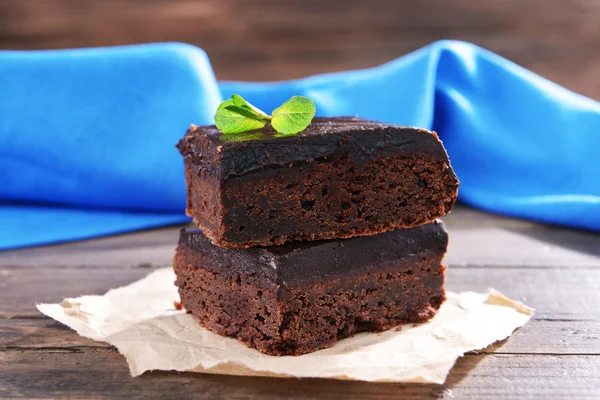 Heerlijke chocoladetaart op tafel close-up — Stockfoto