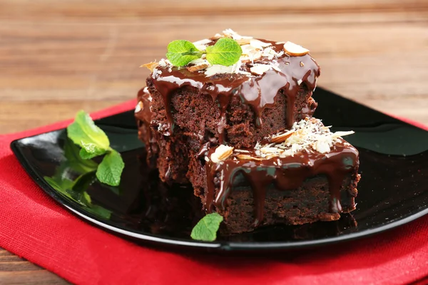 Heerlijke chocolade cake op plaat op tabel close-up — Stockfoto