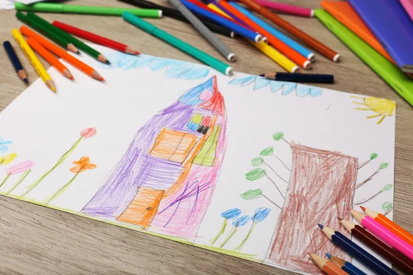 Bambini che disegnano su foglio bianco di carta con pastelli, primo piano — Foto Stock