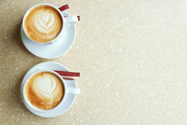 Csésze cappuccino-hab tábla café a szív — Stock Fotó