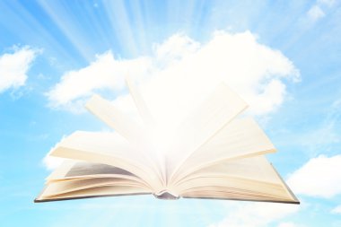 Gökyüzü arka plan üzerine açık kitap